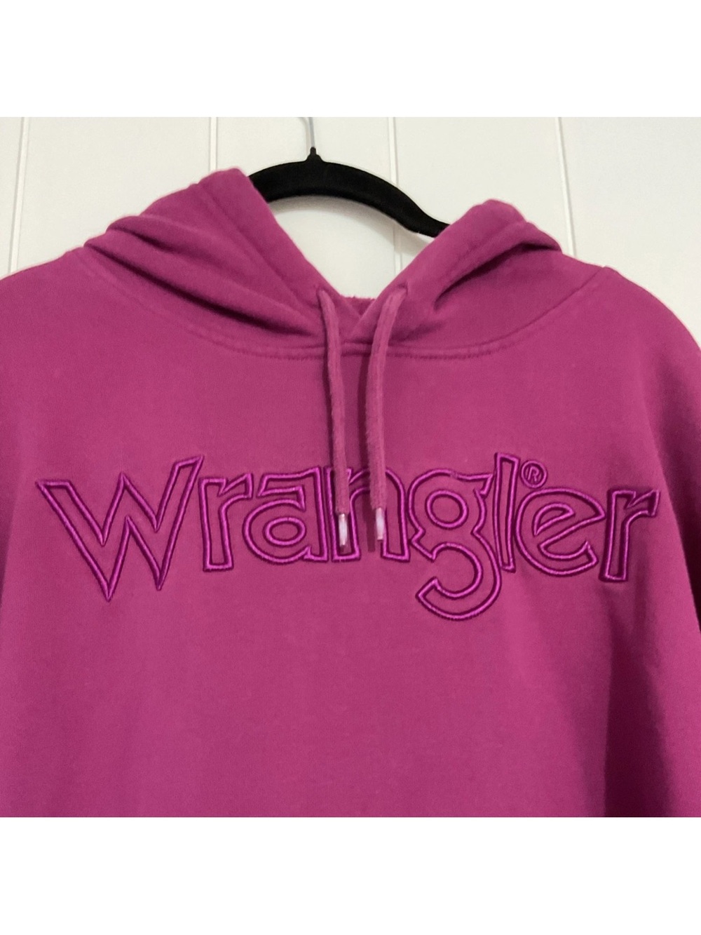 Wrangler Retro M Cropped Women's Hoodie in Bright Magenta